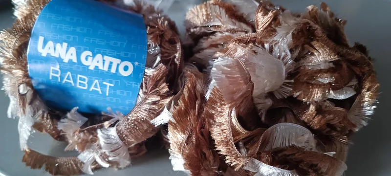 Lana Gatto Rabat, filato molto particolare in poliestere, panna e oro antico, ferri 7. 500g.