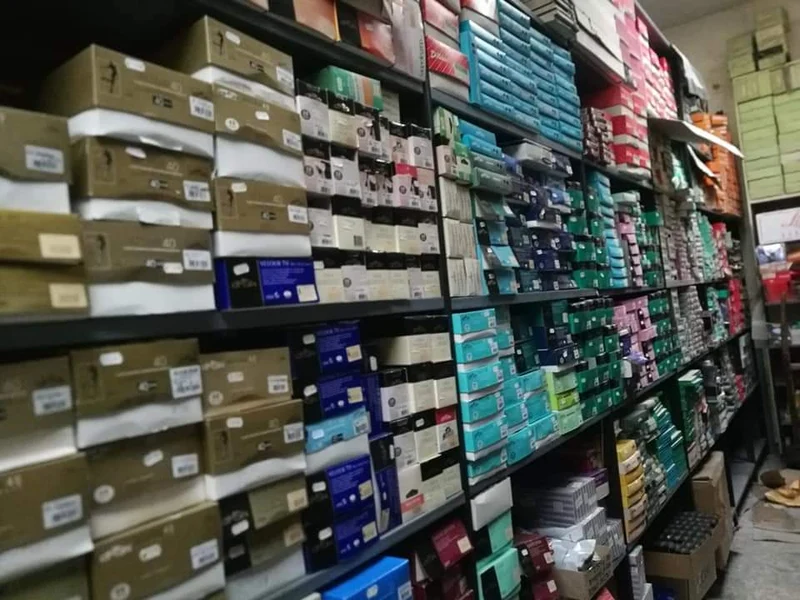 Stock di collant di marche diverse, taglie e colori assortiti. 5 kg.