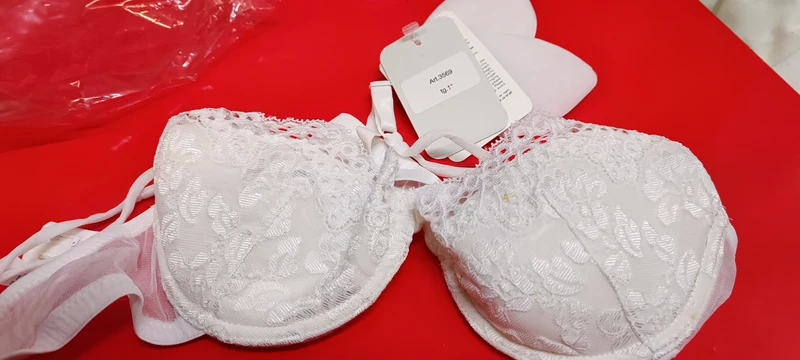 Reggiseno push-up in pizzo con "pesciolini" per imbottitura. 50g.