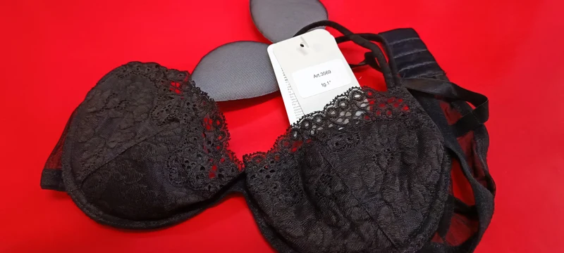 Reggiseno push-up in pizzo con "pesciolini" per imbottitura. 50g.