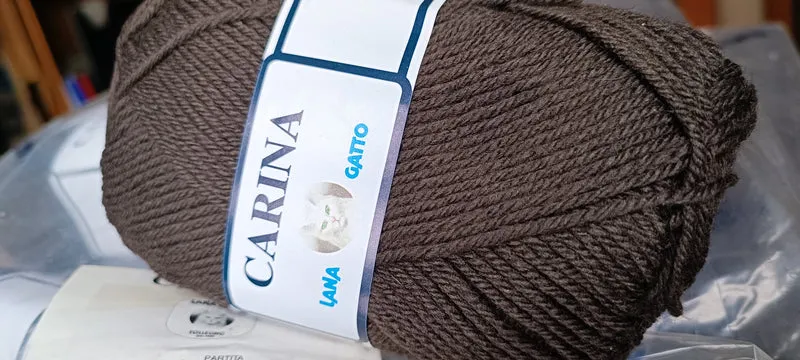 Lana Gatto Carina, Filatura e Tessitura di Tollegno, colori rosa, bordeaux e marrone testa di moro, 70% lana, ferri 4. 500g.