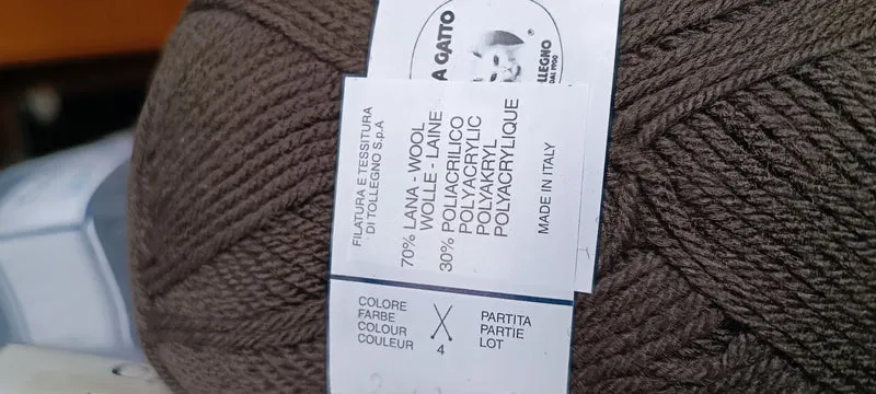 Lana Gatto Carina, Filatura e Tessitura di Tollegno, colori rosa, bordeaux e marrone testa di moro, 70% lana, ferri 4. 500g.