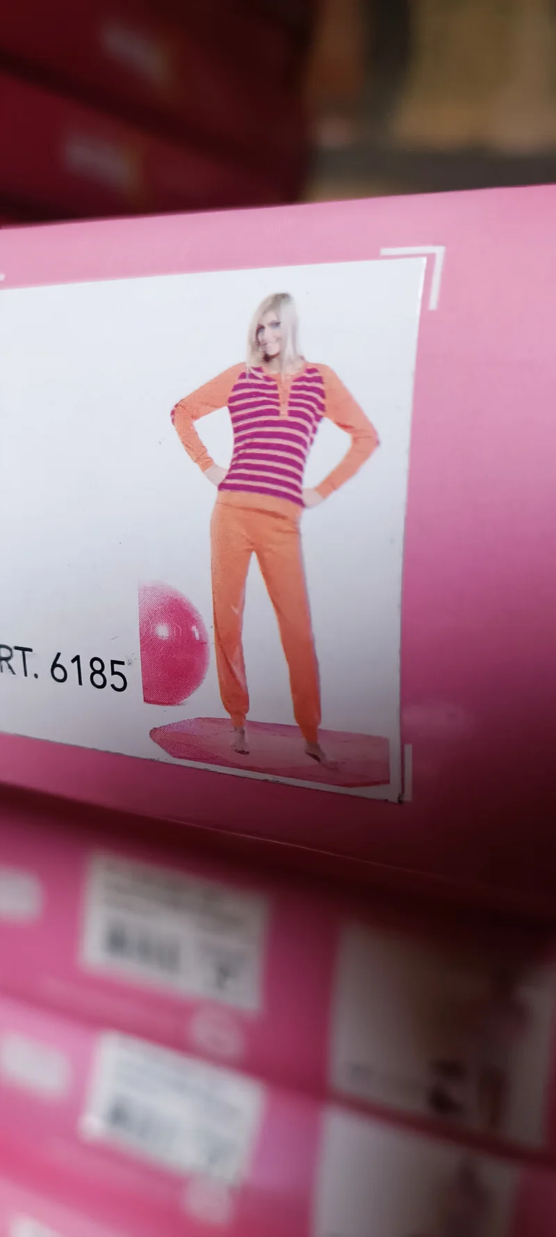 Pigiama donna Cotonella fantasia in foto. Taglia 48. 500g.