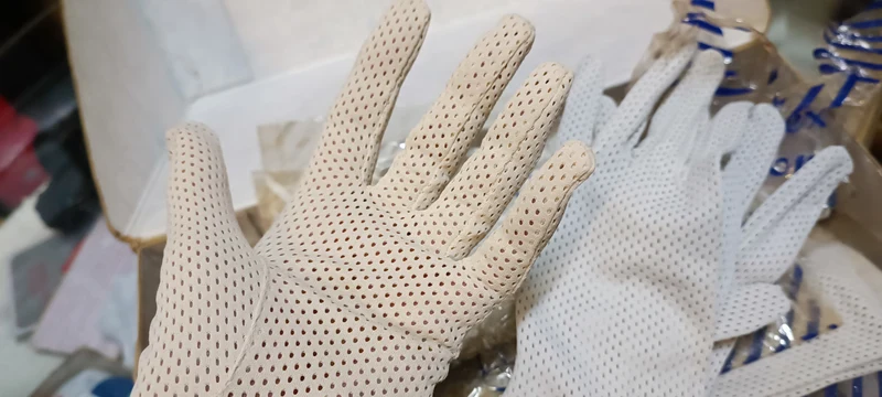 Guanti primaverili vintage in tessuto traforato, fattura inglese,panna o avana secondo disponibilità., 100g.