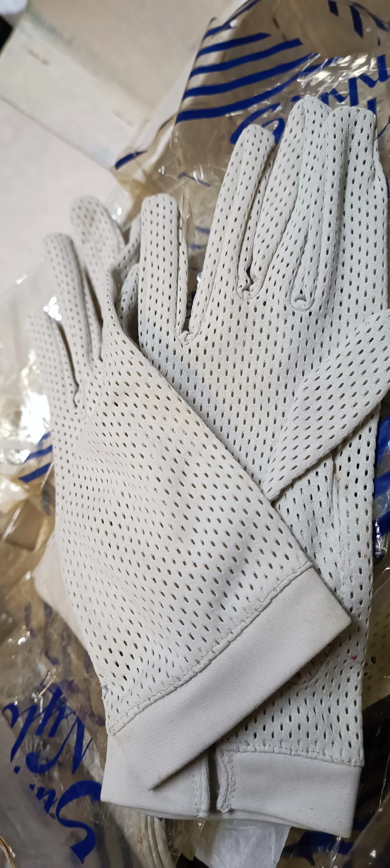 Guanti primaverili vintage in tessuto traforato, fattura inglese,panna o avana secondo disponibilità., 100g.