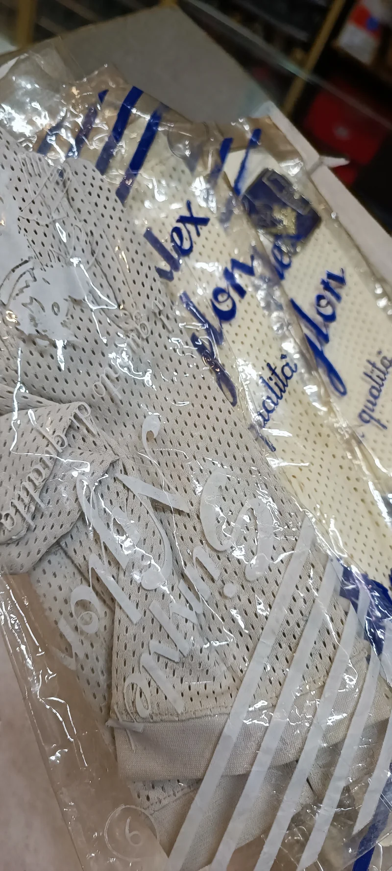 Guanti primaverili vintage in tessuto traforato, fattura inglese,panna o avana secondo disponibilità., 100g.