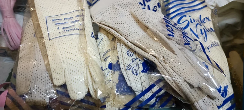 Guanti primaverili vintage in tessuto traforato, fattura inglese,panna o avana secondo disponibilità., 100g.