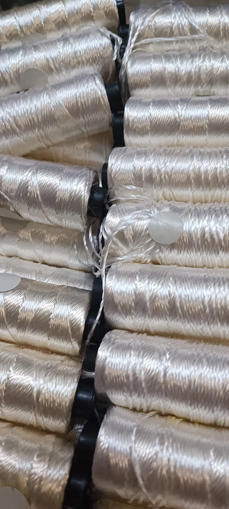 Rocchetto di rayon puro, 25g.