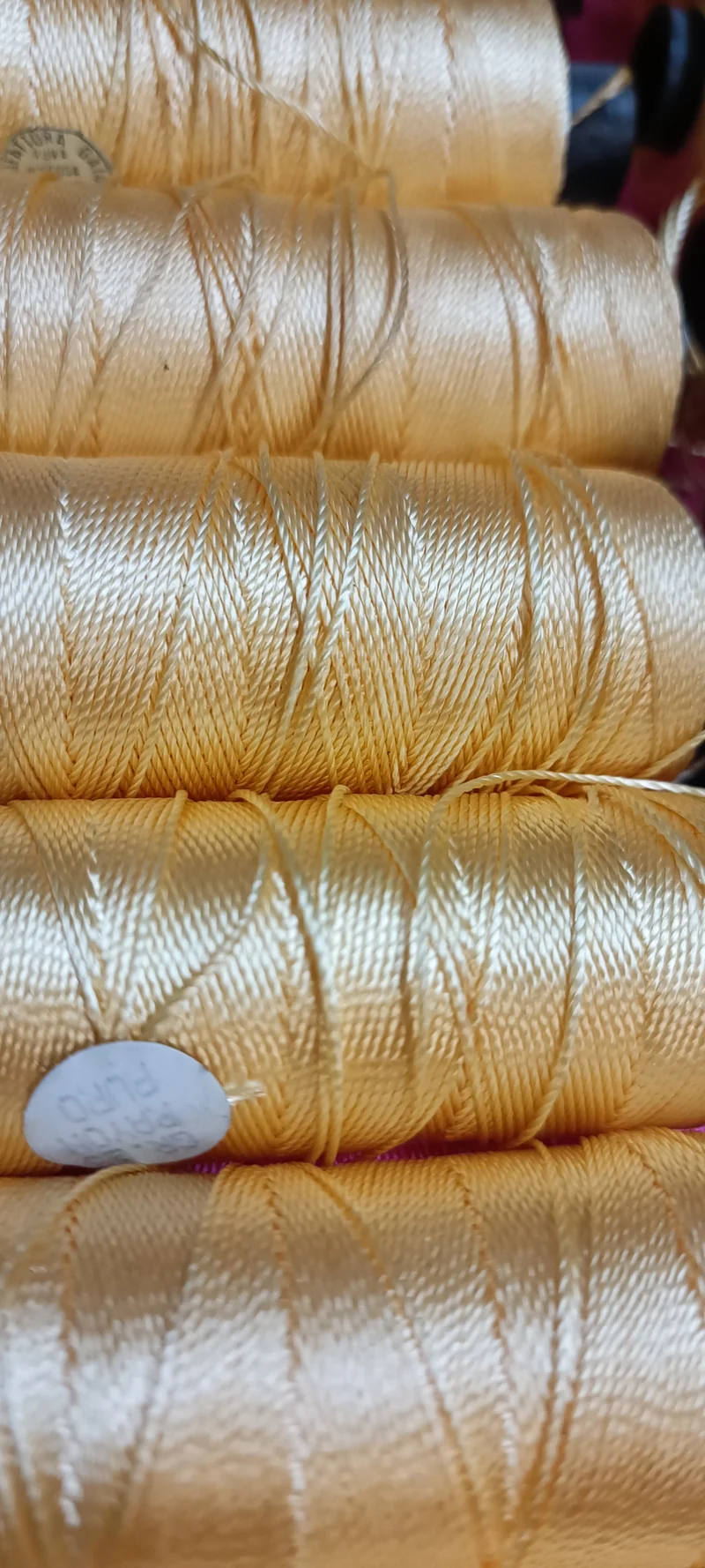 Rocchetto di rayon puro, 25g.