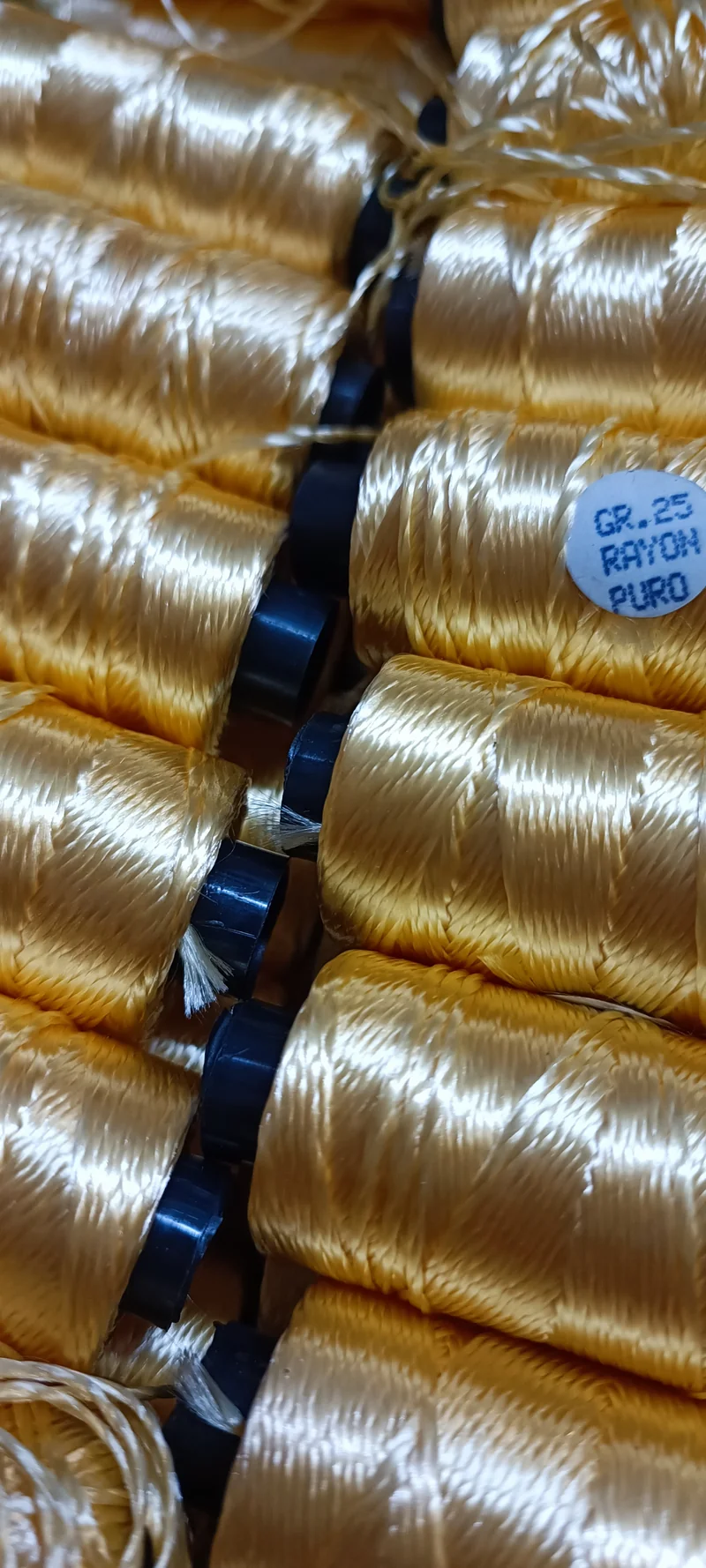Rocchetto di rayon puro, 25g.