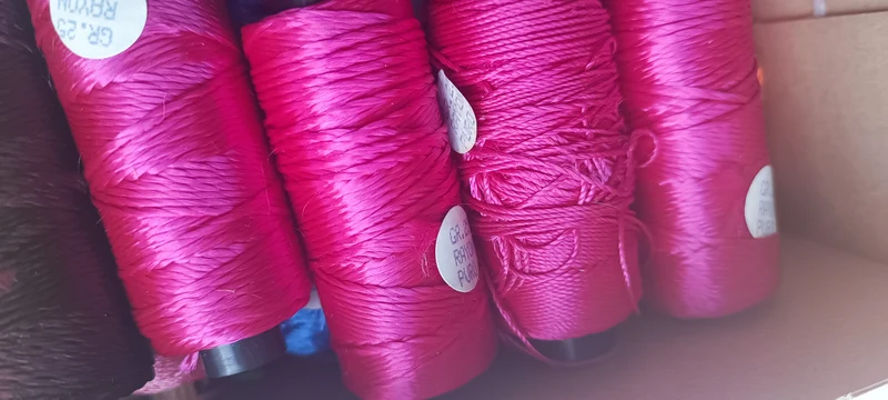 Rocchetto di rayon puro, 25g.