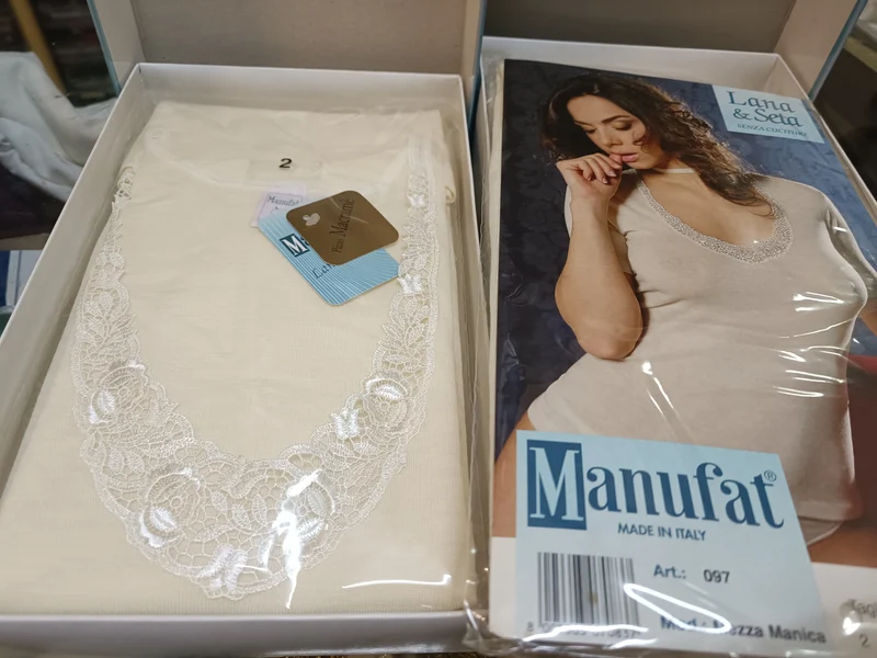 Maglia intima donna, mezza manica, Manufat, lana e seta, avorio, con pizzo macramè(fantasie assortite). 150g.