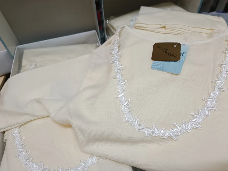 Maglia intima donna, mezza manica, Manufat, lana e seta, avorio, bordo macramè. 150g.