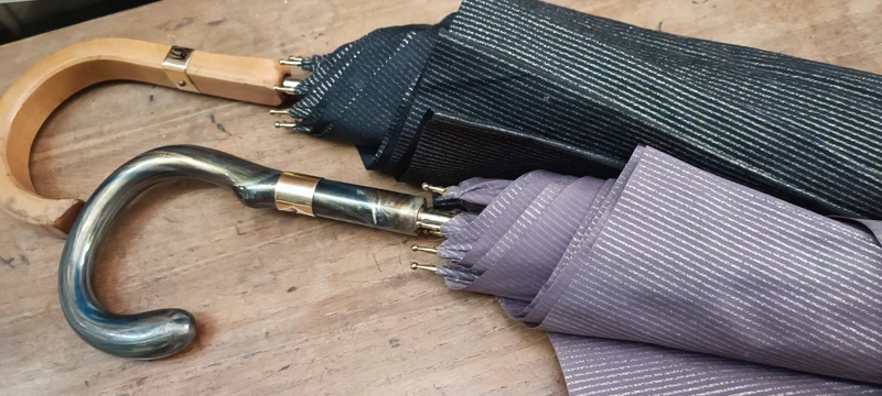 Due ombrelli, uomo e donna, vintage, tessuto con lurex. 1 kg.