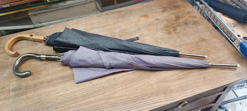 Due ombrelli, uomo e donna, vintage, tessuto con lurex. 1 kg.
