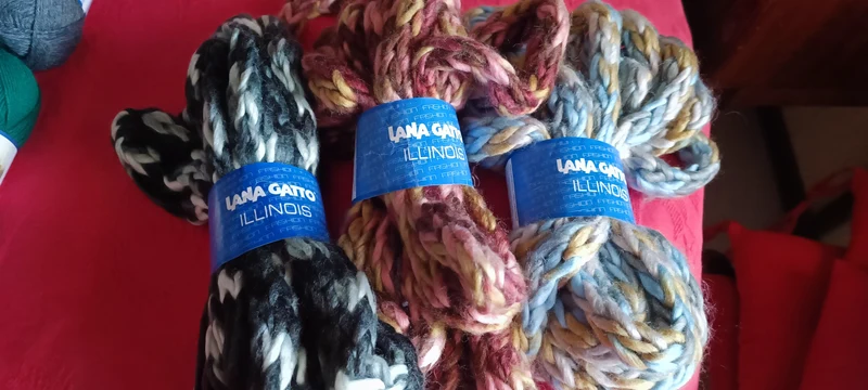 Matasse di filato moda Illinois in mix di colori da lavorare con le mani per realizzare borse, sciarpe e altro. 600g.