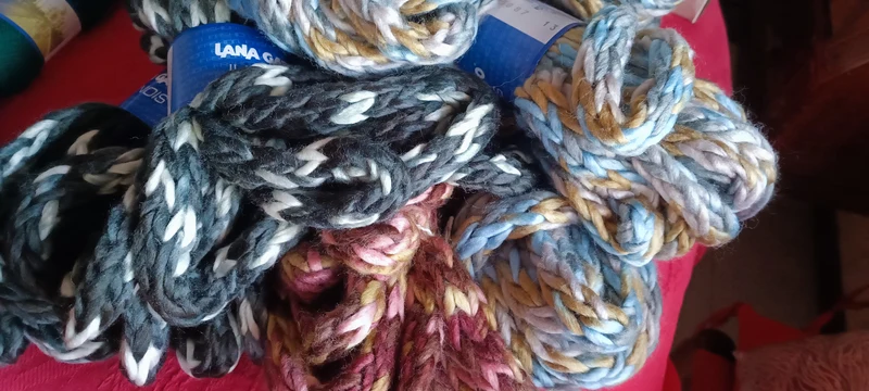 Matasse di filato moda Illinois in mix di colori da lavorare con le mani per realizzare borse, sciarpe e altro. 600g.