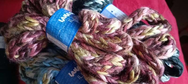 Matasse di filato moda Illinois in mix di colori da lavorare con le mani per realizzare borse, sciarpe e altro. 600g.