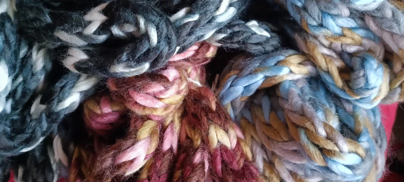 Matasse di filato moda Illinois in mix di colori da lavorare con le mani per realizzare borse, sciarpe e altro. 600g.