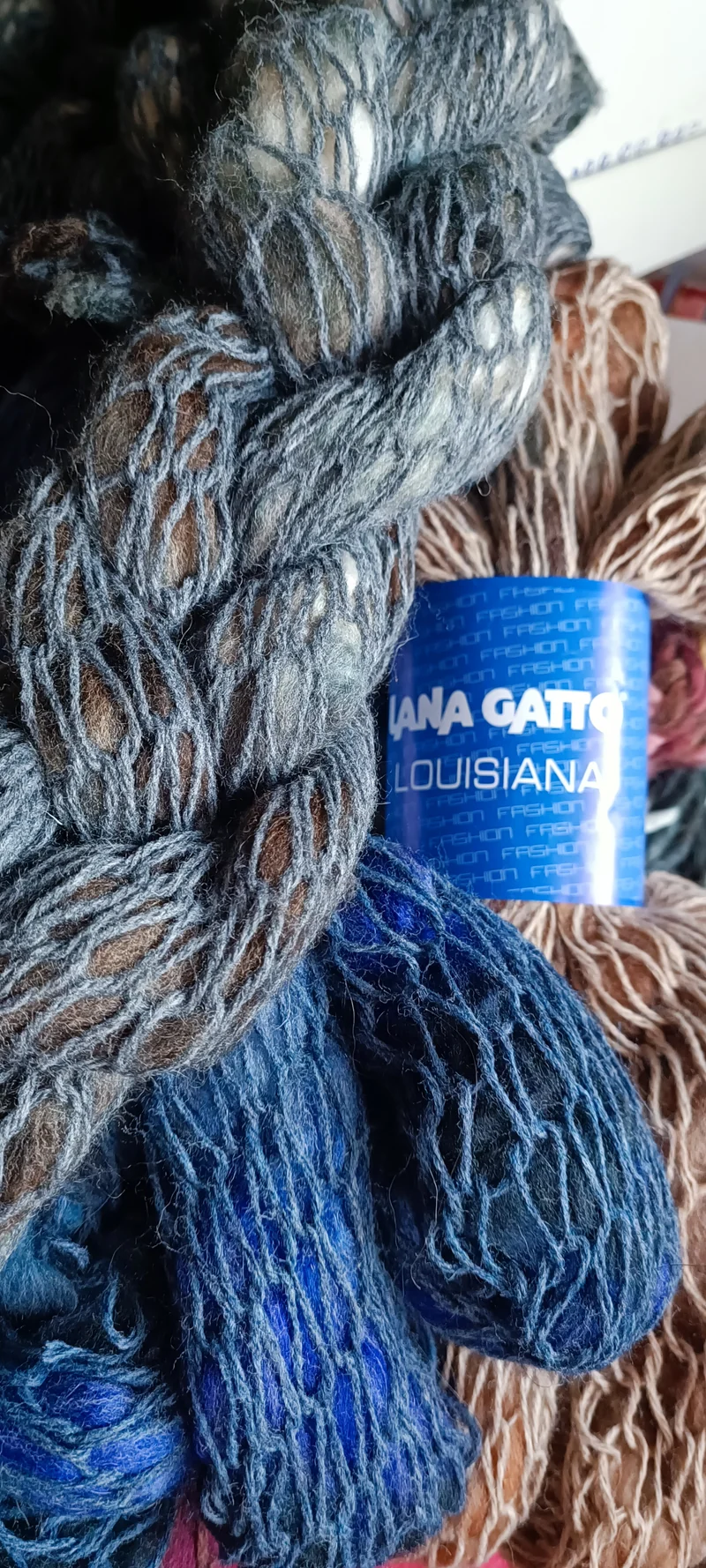 Filato Louisiana da lavorare con le mani in matasse da 100 g in sfumature di grigio, bordeaux, beige e carta da zucchero. 100 g.