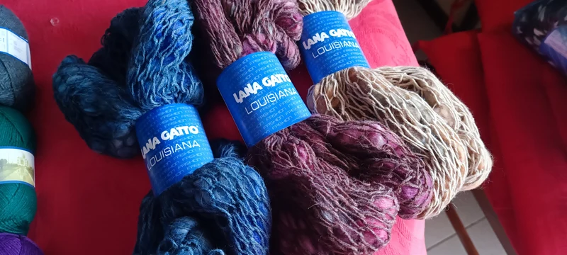 Filato Louisiana da lavorare con le mani in matasse da 100 g in sfumature di grigio, bordeaux, beige e carta da zucchero. 100 g.