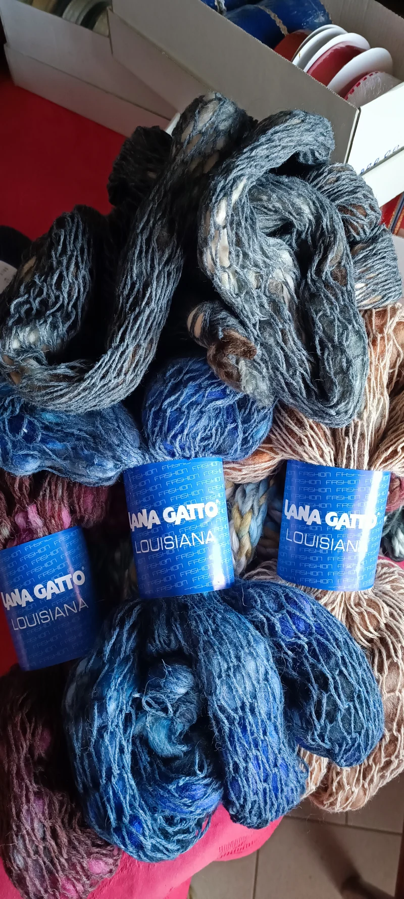 Filato Louisiana da lavorare con le mani in matasse da 100 g in sfumature di grigio, bordeaux, beige e carta da zucchero. 100 g.