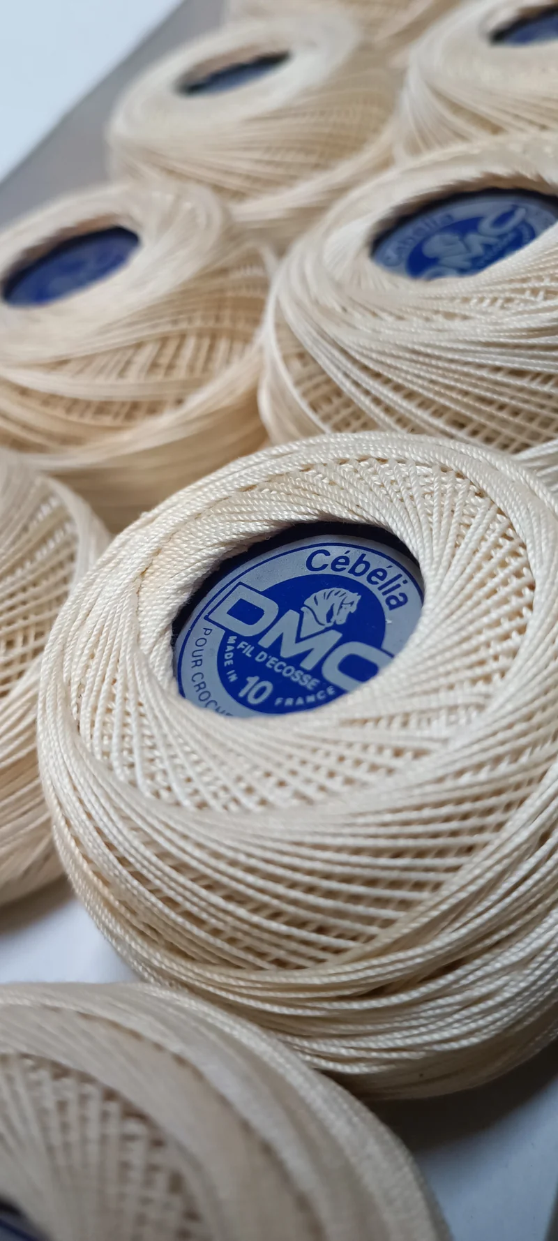 Puro cotone in gomitoli DMC Cebelia, colore ecrù n.10, colore bianco n.30, black n.20 e B 5200. 50g.
