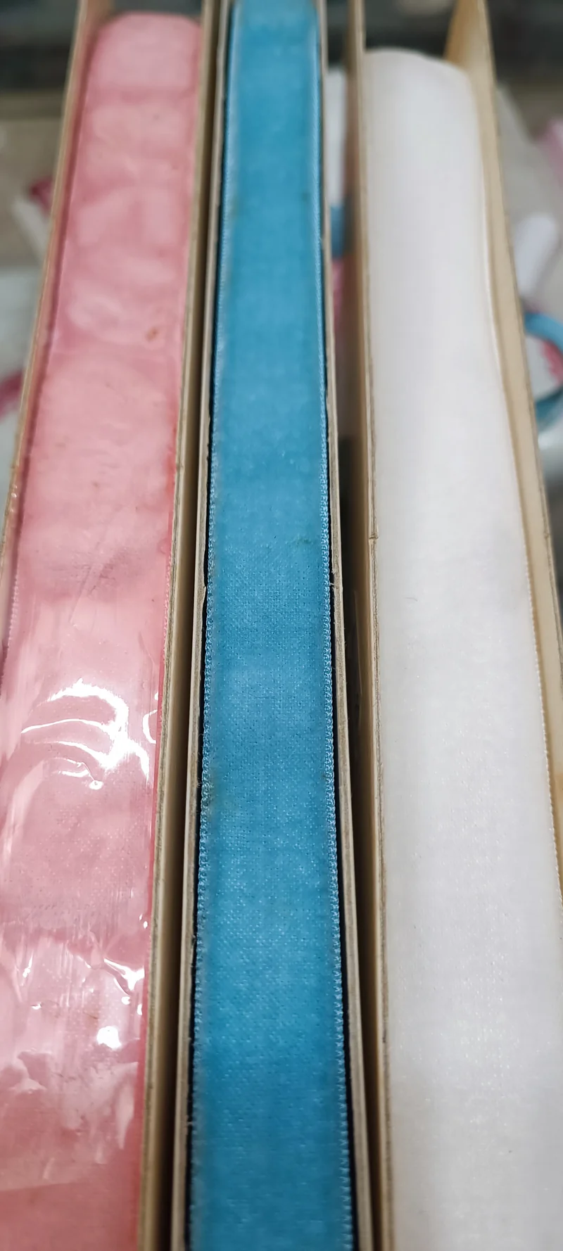 Tre confezioni di nastro di velluto, rosa, bianco e celeste. 250 g.