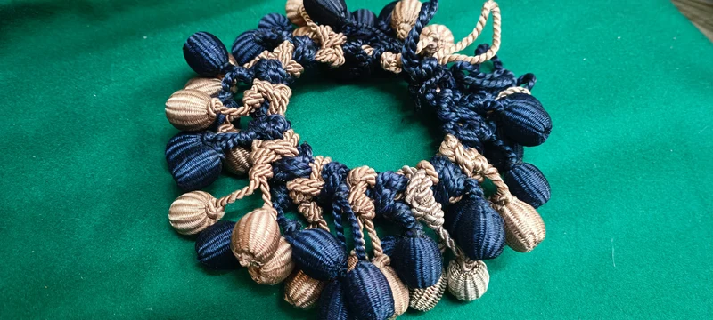 Bracciale realizzato con decorazioni di ombrelli vintage. 100g.