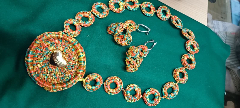 Collana e orecchini artigianali in raffia e rodio. 200g.