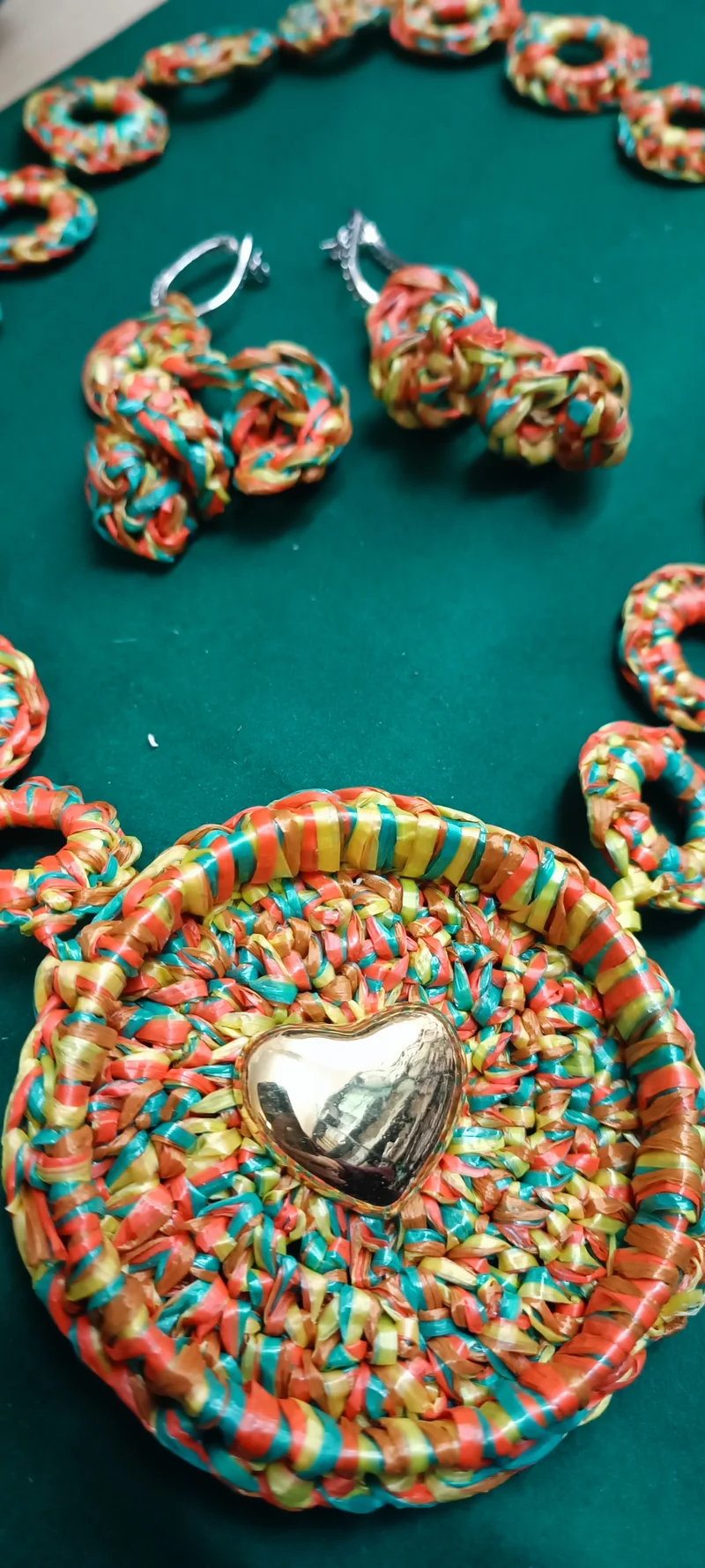 Collana e orecchini artigianali in raffia e rodio. 200g.