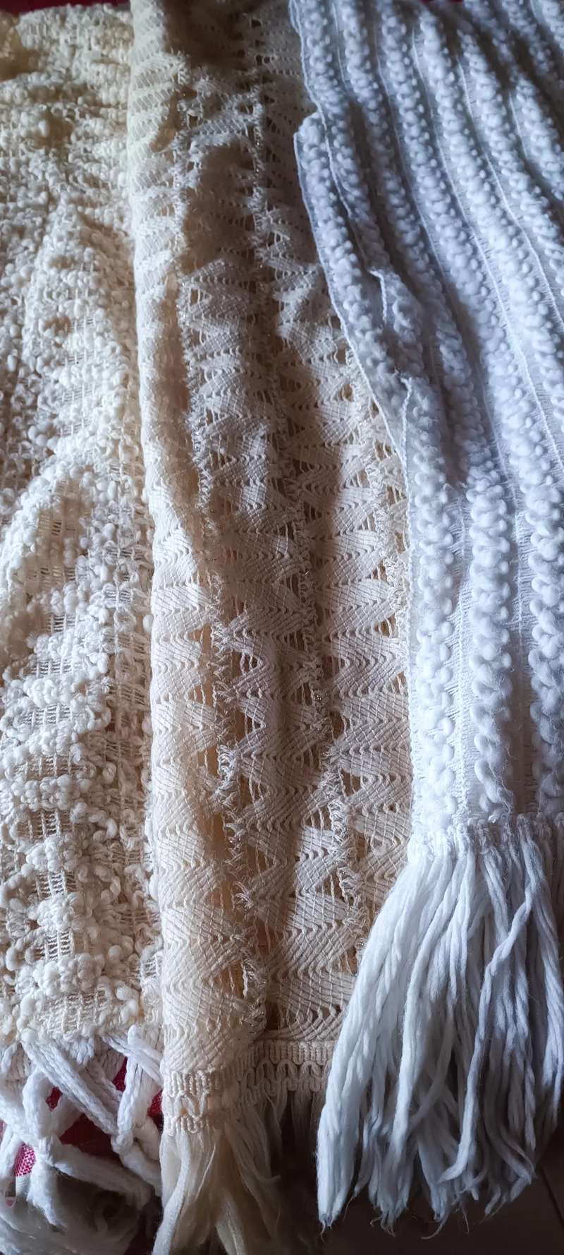 Tre stole vintage in lana. Una con lurex. 1kg.