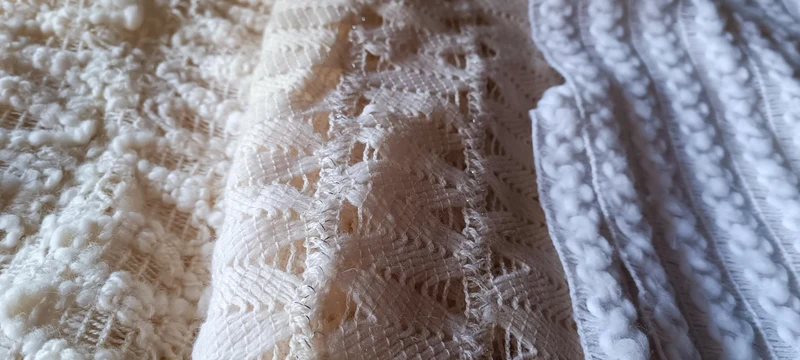 Tre stole vintage in lana. Una con lurex. 1kg.
