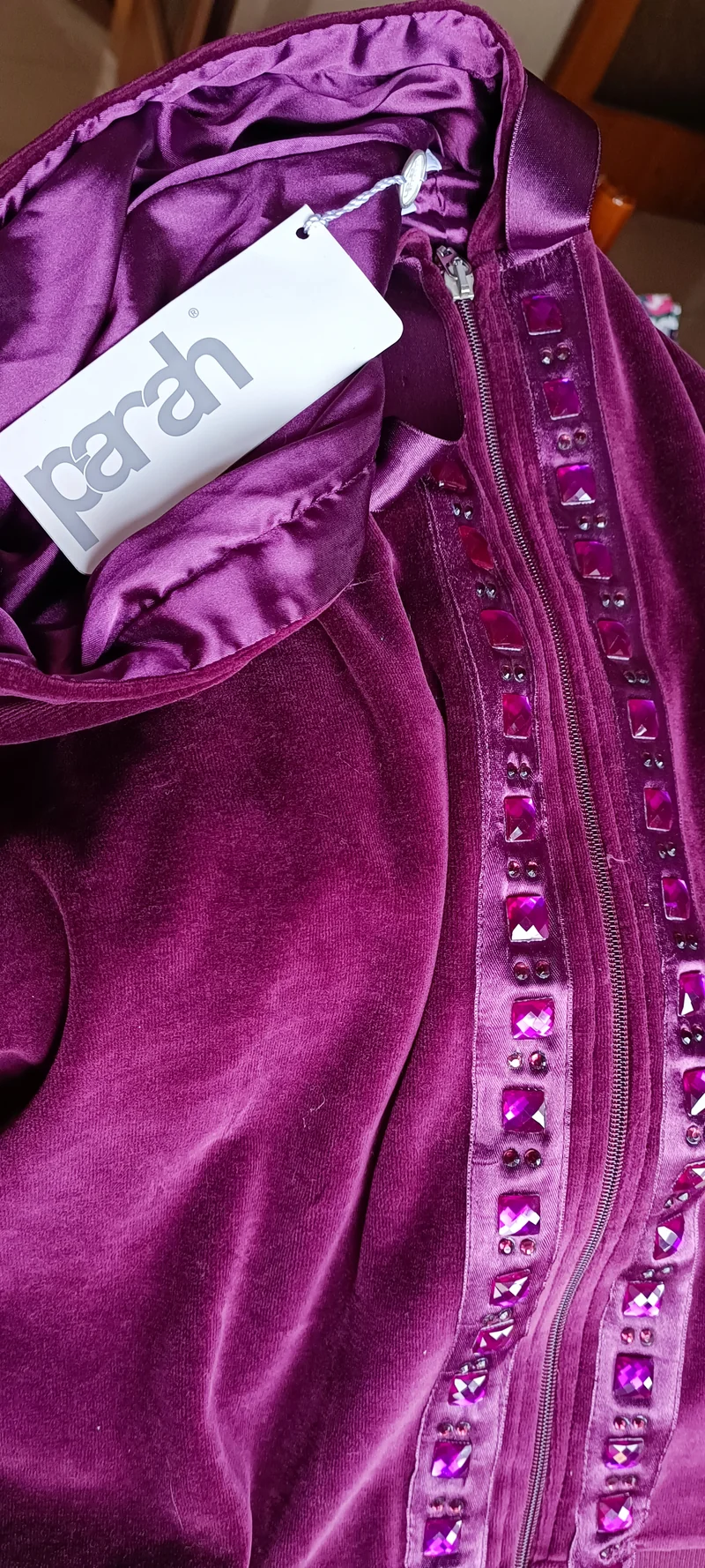 Elegante tuta con cappuccio in velluto di ciniglia della Parah. Taglia XL. Colore ametista. 1,5 kg.