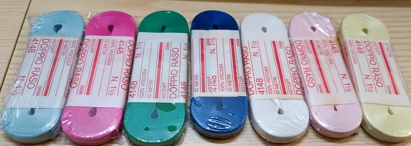 Nastri doppio raso N 1 e 1/2. Sette confezioni da dieci metri, colori in foto. 200g..