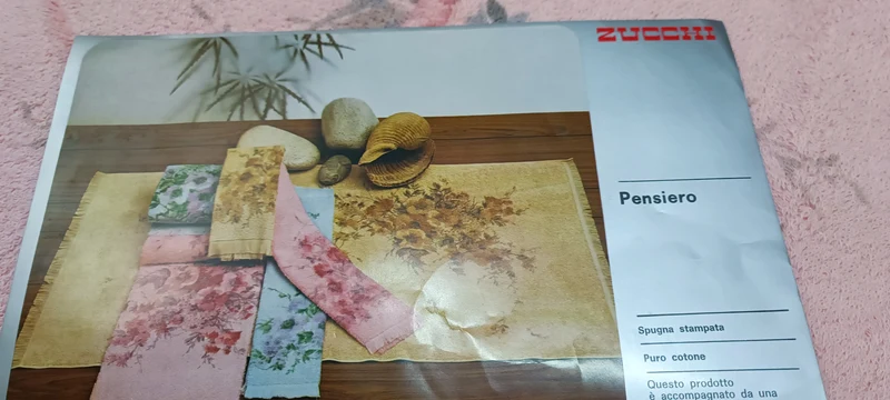 Cinque asciugamani in spugna stampata con ospite. Marca Zucchi, in puro cotone. 2kg.