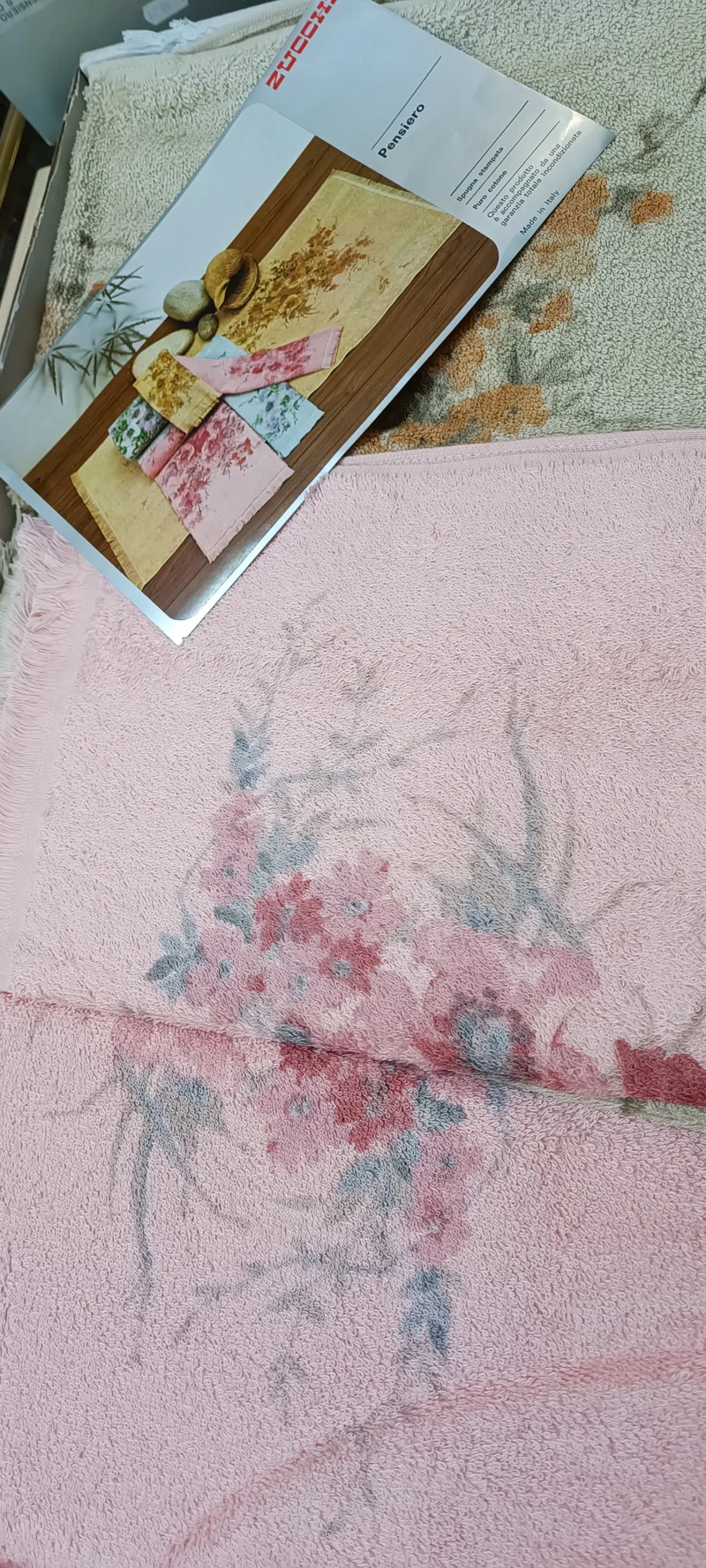Cinque asciugamani in spugna stampata con ospite. Marca Zucchi, in puro cotone. 2kg.