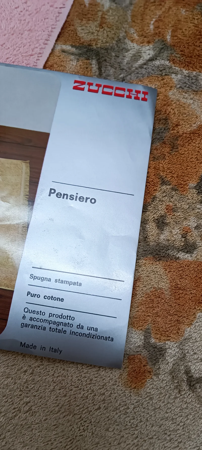 Cinque asciugamani in spugna stampata con ospite. Marca Zucchi, in puro cotone. 2kg.