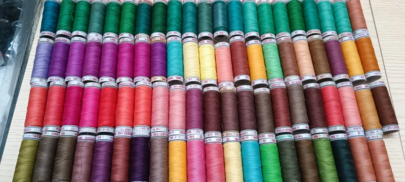 Spagnolette Lester Tre Stelle, 100 % poliestere in stock di 83 pezzi in mix di colori in foto. 600g.
