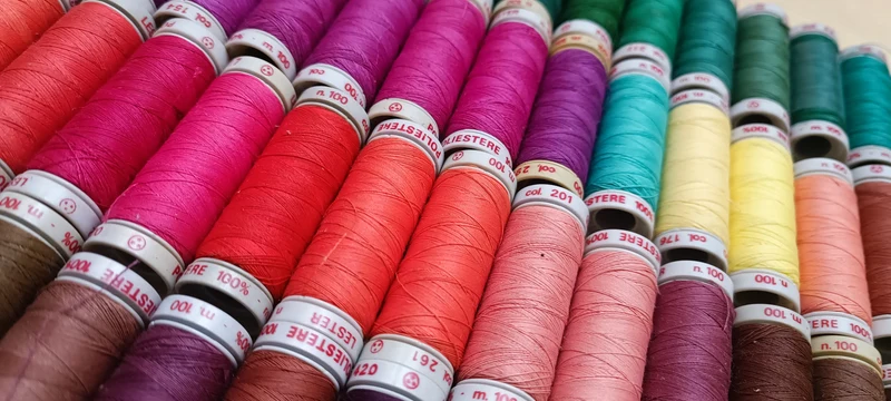 Spagnolette Lester Tre Stelle, 100 % poliestere in stock di 83 pezzi in mix di colori in foto. 600g.