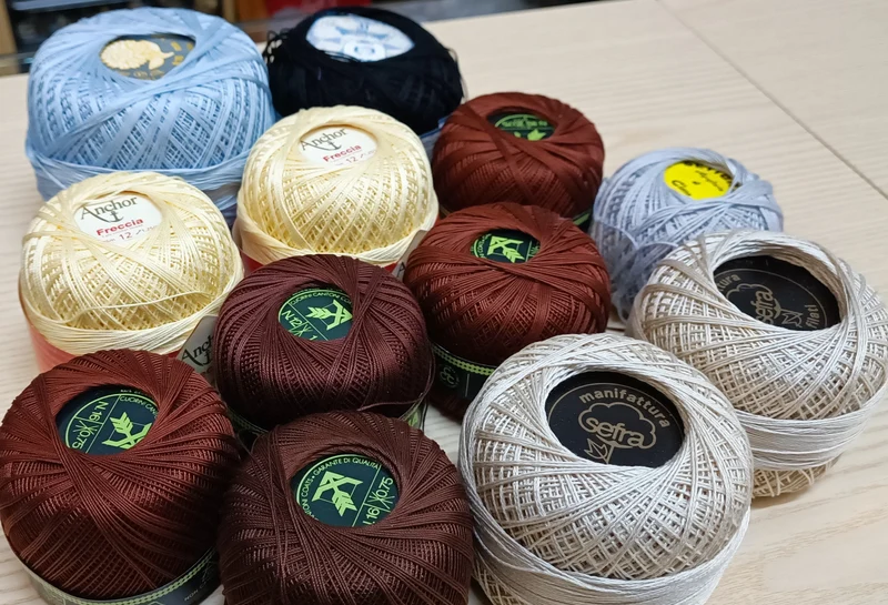 Set di gomitoli di puro cotone, Freccia, Sefra, Anchor Freccia e altre marche, titoli e colori assortiti, per centrini, bomboniere e altri lavori. 700 g.