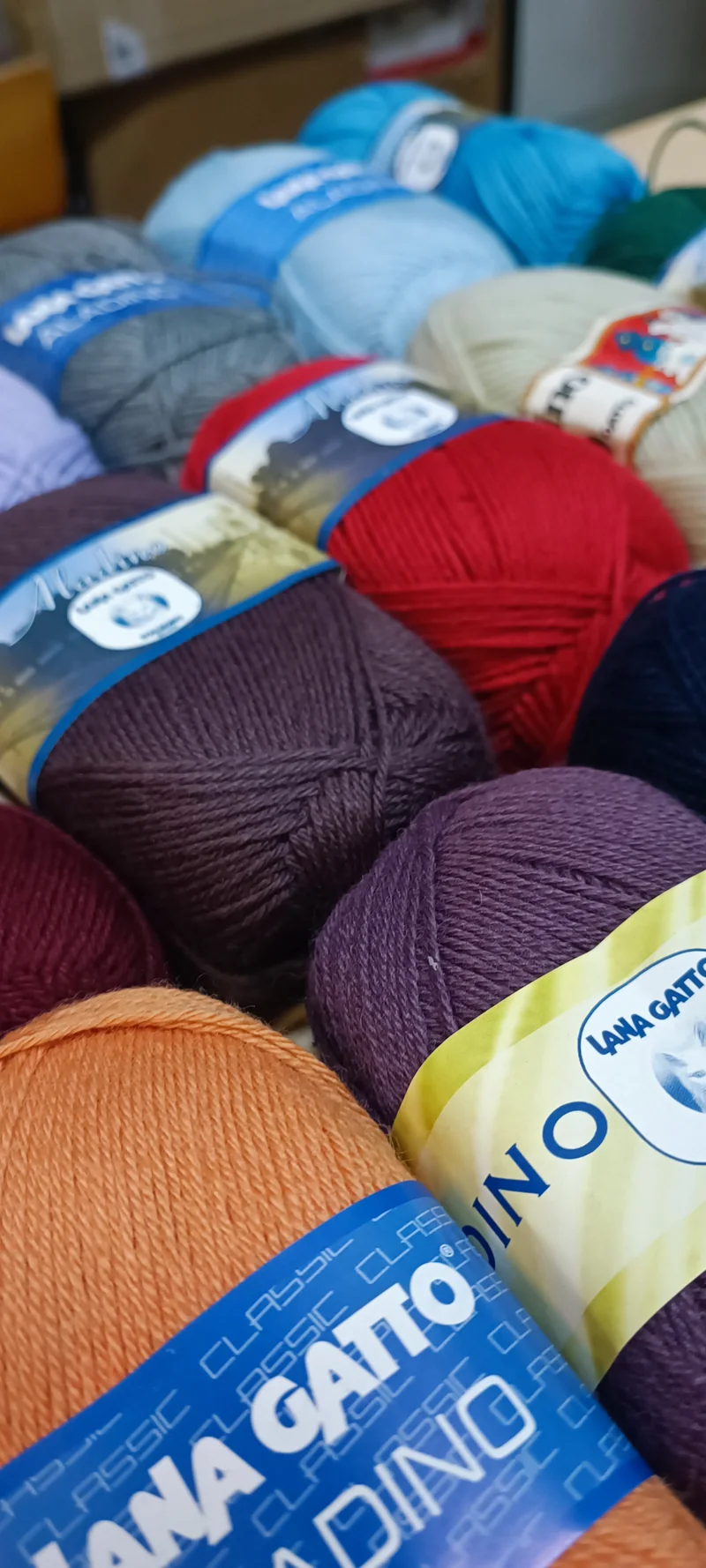 Misto lana Aladino Gatto in mix di 15 colori. Ferri 4. 750 g.