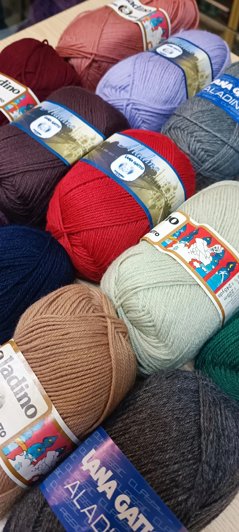 Misto lana Aladino Gatto in mix di 15 colori. Ferri 4. 750 g.