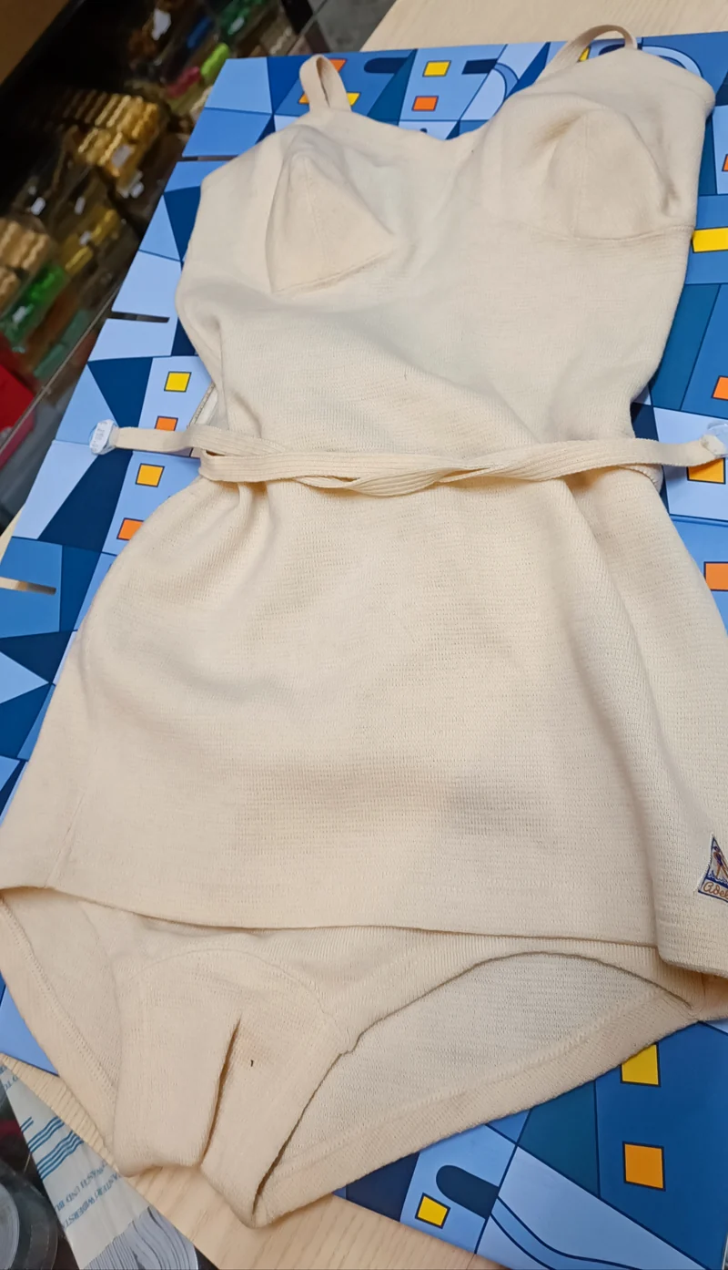 Un capo unico! Costume vintage di pura lana, marca Adelchi, taglia 48 e 50. 300 g.