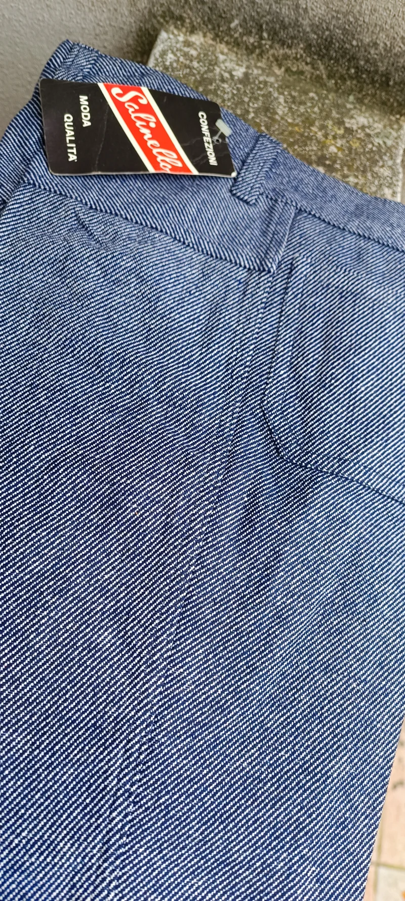 Pantaloni vintage per ragazzi. Dieci paia, taglie e modelli assortiti. 2kg.