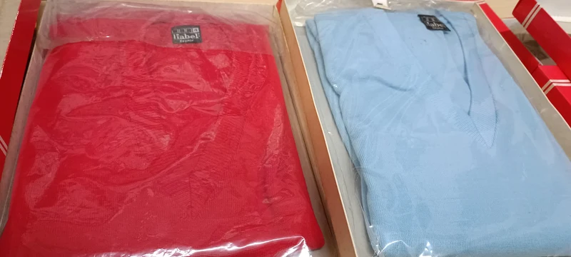 Maglia uomo, misto lana Liabel, manica lunga e scollo a V. 300 g.
