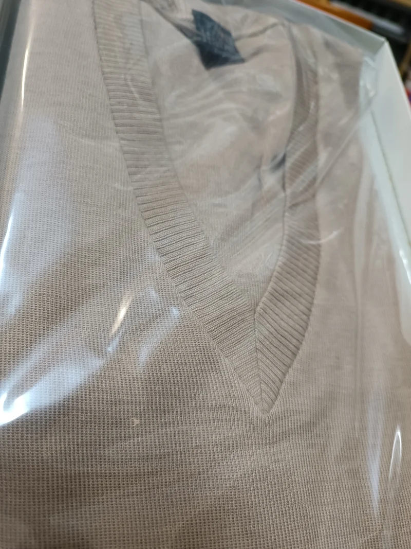 Maglia uomo, misto lana Liabel, manica lunga e scollo a V. 300 g.