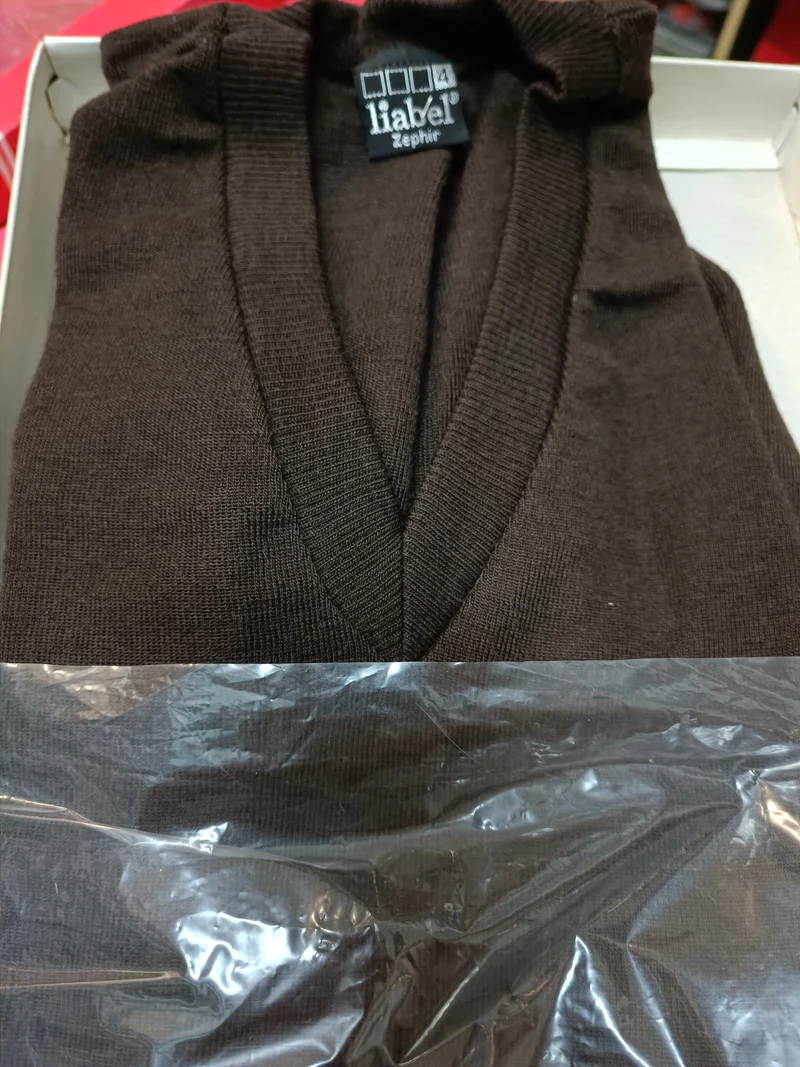 Maglia uomo, misto lana Liabel, manica lunga e scollo a V. 300 g.