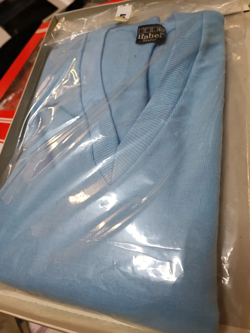 Maglia uomo, misto lana Liabel, manica lunga e scollo a V. 300 g.