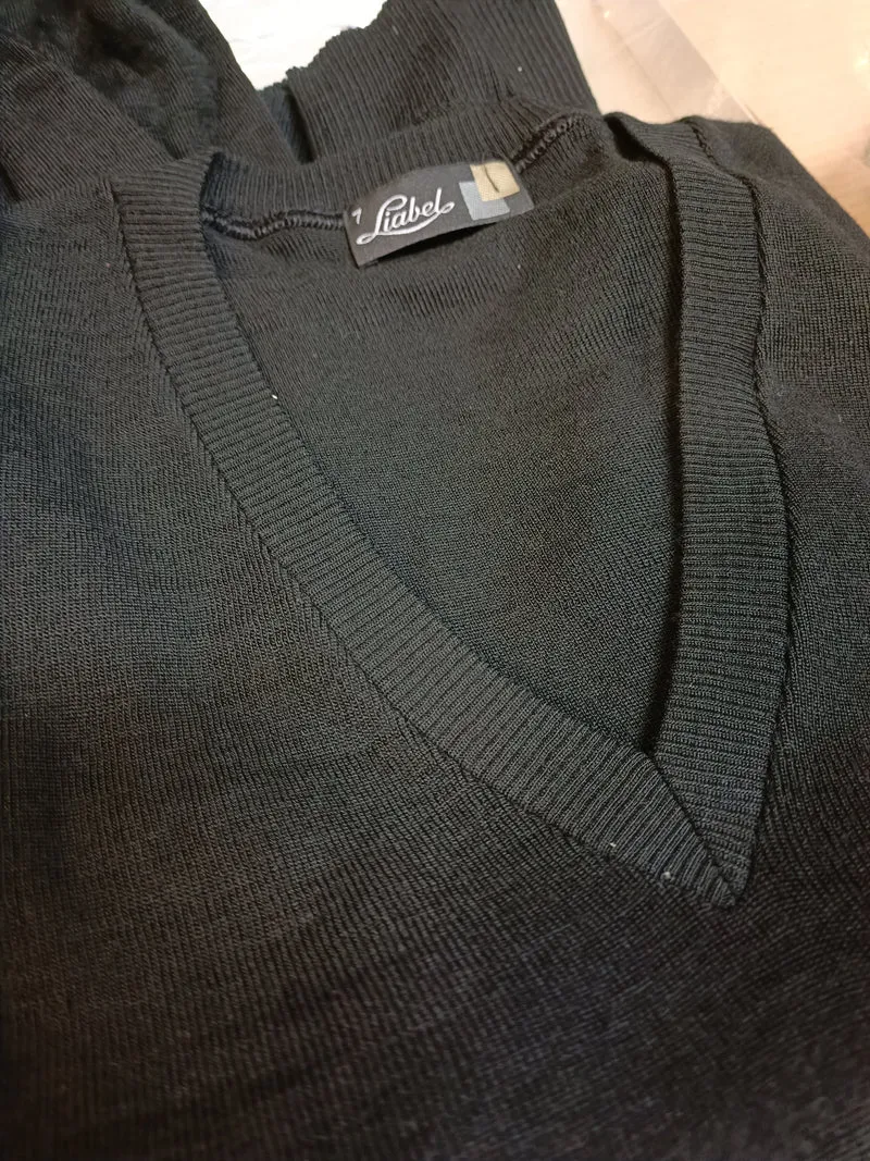 Maglia uomo, misto lana Liabel, manica lunga e scollo a V. 300 g.